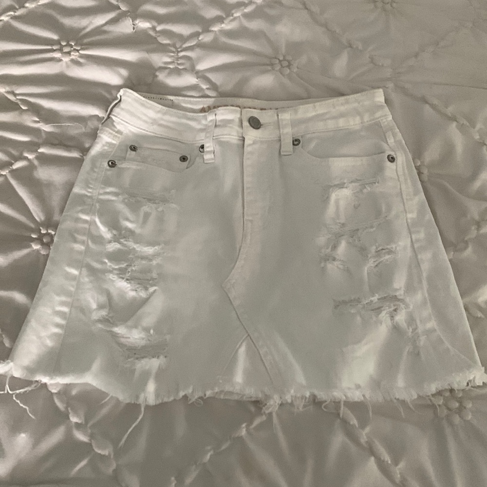 American Eagle. White high rise skirt.